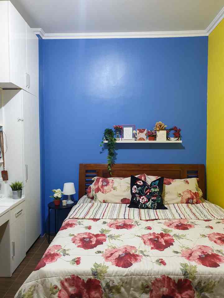 kamar ini berukuran kurleb 3x4m. sementara ukuran tempat tidur adalah 180x200cm. tidak banyak dekorasi karena memang sengaja diminimalisir agar tidur lebih nyaman. di atas tempat tidur dipasang rak gantung sebagai pemanis, agar dapat meletakkan printilan dekoratif. dengan menggunakan rak gantung seperti ini gonta ganti dekorasi pun menjadi lebih mudah karena tidak perlu paku-paku atau tempel-tempel. 



#KasurBusa #PafonGypsum #dipan #DipanKayuJati #Cat #CatRumah #CatRumahMinimalis 
#BedroomStyling
#InspirasiKamar
#Instagrammable 
#Instagram 
