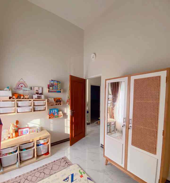 Ini adalah playroom anak kami yang berukuran 2,5x3m. Kami isi dengan berbagai macam mainan yang disimpan di rak trofast. Kami juga meletakkan lemari baju anak di ruang ini yang kami buat custom di mebel jepara.

Disini kami lebih sering menghabiskan waktu menemani anak bermain atau sekedar membaca buku.

#playroom #ruangbermain #tempatbermain #ideplayroom #raktrofast #kamaranak #lemarianak #lemarikayu #karpetkamaranak #mainananak #mainanedukasi #rakbuku #rakkayu #bukuanak #bukuharian 