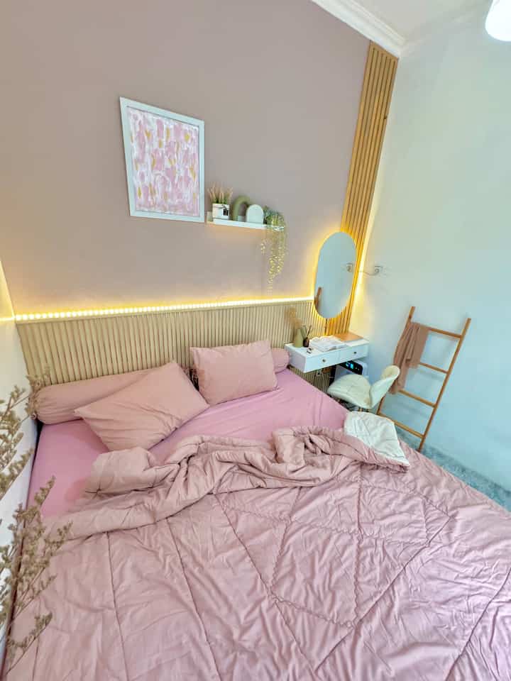 🌸 Nyaman di Kamar 🌸

Untuk menciptakan kamar yang nyaman sebenarnya bisa kok dengan modal yang gak terlalu banyak.
Untuk versiku, kamar nyaman adalah kamar yang rapi, dengan kasur yang bersih dan sprei yang lembut, ditambah wewangian seperti reed diffuser.
Untuk memanjakan mata, aku sengaja mendekor kamar ini matching antara cat, bedcover, dan segala dekorasinya, karena dengan pemandangan yang cantik pasti kita akan merasa lebih nyaman.
Oiya, aku tuh punya migraine yang lumayan sakit kalo sedang kambuh, jadi aku memilih gorden blackout 90% di kamar ini, supaya bisa menghalau sinar matahari jika terlalu terik, juga supaya kalau malam tidak bisa lihat bayangan di kebun belakang biar gak takut, ehehehe 😂

#KasurLatex
#PlavonGypsum
#Dipan
#CatRumahMinimalis
#WarnaCatRumah
#WallPanel
#WallPanelEstetik
#WallPanelMurah
#Cat
#BedroomStyling
#InspirasiKamar