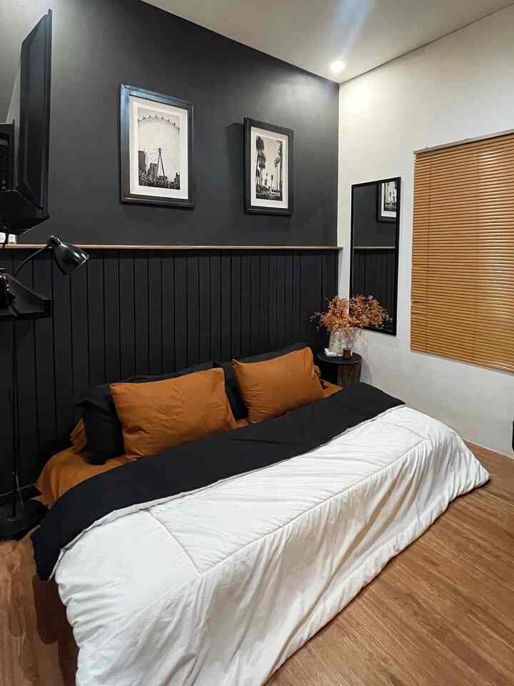 ➖ Bold Bedroom Decor

Kamar Mungil ukuran 3x3 ini kami dekor senada dengan tema rumah, yaitu dominan berwarna hitam dengan sentuhan earth tone. 

—— Emang nggak takut banyak nyamuk?
Alhamdulillah sih selama ini nggak ada nyamuk, kalau ada nyamuk pun nggak terlalu banyak dan sering 🦟

Untuk kenyamanan, kami masih tidur dengan kasur lesehan. Di kamar utama ini kami menggunakan Vynil lantai agar lebih warm & homey. 

Kami juga menggunakan lampu downlight yang bisa diatur pencahayaannya sesuai ambiance kamar, bisa diganti dengan warna warm atau cool light.

Semoga menginspirasi 🖤🤎

#KasurSpringbed #CatKamar #WallBatten #Ambalandinding #BedcoverTwoTone #Cermindinding #VerticalBlind #FramePoster #Walldecor #VynilLantai #VasBunga #BungaArtificial #SideTable #SpreiPolos #LampuDownlight #LampuKamar #KamarMungil #KamarUtama #Kamarbold #KamarTidur #KamarTidurUtama #bedroom #BedroomStyling #InspirasiKamar #Bedroomdecor #bedroomstyle #smallbedroom #warmboldbedroom 

