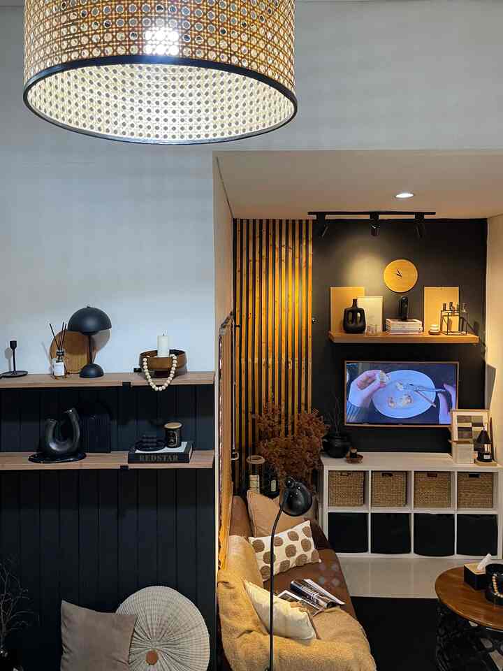 ➖ Living Room Situation at Rainy Days 🌧️

Kemarin-kemarin susah banget take konten karena jam 10 pagi udah mendung & hujan, jadi sekalian aja me-romantisasi cuaca mendukung ini, pake ambiance warm di living room. 🤎

Semoga menginspirasi 🖤🤎

#WallBatten #Ambalan #SlatWall #KayuJatiBelanda #Sofa2Seater #RakTV #Rakstorage #catdinding #bantalsofa #kaplampurotan #karpetpolos #throwblanket #standinglamp #cushionsofa #vas #slowliving #warmmood #livingroom #livingroomdecor #livingroomstyle  #warmlivingroom #warmandbolddecor #RuangTV #ruangtamu #rumahmungil #rumahcluster #lollahouse 