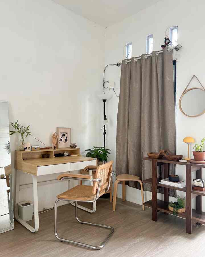 The work area by applying earth tone colors creates a comfortable and warm atmosphere, so you can be more relaxed and focused when working at home.

#HomeOffice #SmallHomeOffice #HomeOfficeInspo #WorkSpace #WorkSpaceDecor #AreaKerjaDiRumah