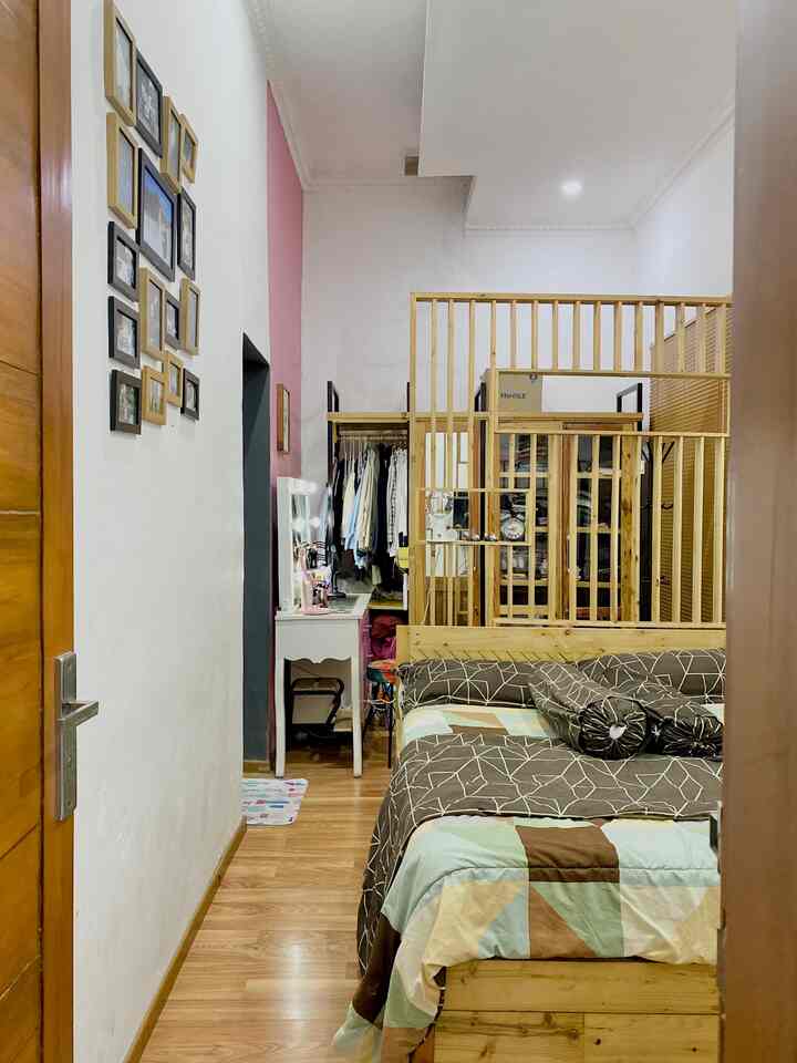 Cara menbuat kamar menjadi lebih nyaman di Master Bedroom.
Ukuran kamar ini tidak terlalu luas, memiliki P 5,5m dan L : 2,30.

Ukuran ruangan memanjang disekat dengan Partisi Kayu sebagai ruang kecil yang digunakan untuk Mini Walk in Closet.

Menggunakan Lantai dengan Parket Kayu, bertujuan agar memberikan hangat pada kamar ini.
Penggunaan kasur queen bed, menyesuaikan kebutuhan ruang dan Kami rasa cukup untuk beristirahat dengan nyaman. 

Kami juga menyediakan Ensuite Bathroom, sebagai pelengkap kebutuhan.
Sehingga memiliki kamar mandi pribadi yang hanya bisa diakses oleh penghuni Kamar.

Semoga Bermanfaat🤍
#springbed #KasurTempatTidur #dipan #partisikayu #lantaiparket #LantaiSpc #BedroomStyling #InspirasiKamar