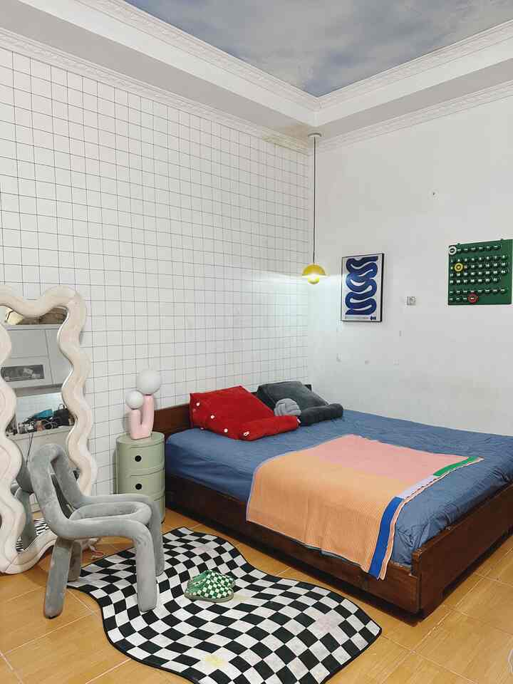 Taraaa… ini kamar tidur kami bertiga dengan bocil yang masih ikut tidur bareng ya, dan pertama kali publish di Ohouse ❤️. Karena memang belum pernah sama sekali upload di sosial media manapun hehe. Kebetulan juga kamar tidur ini belum pernah di renovasi sejak kami pindah rumah. Ya masih seadanya saja, hanya sedikit sentuhan make over pada dinding kamar sudah 2x ganti wallpaper, lampu gantung dan lemari tanam saja. 

Konsep kamar tidur ini modern minimalis, furniture unik dan lucu dengan pop color bikin anak saya betah di kamar 😍. 

Material keramik lantai warna kayu dan sebagian dinding ditutup dengan wallpaper bermotif kotak-kotak, pada plafon ada lukisan awan ini bawaan dari penghuni sebelumnya. 

Dipan kayu jati minimalis dengan kasur berukuran 180x200, bantal tidur yang nyaman, sprei waterproof aman dari ompol bocil 😄, selimut warna cerah, karpet gelombang motif catur, standing miror estetik, dll masih cukup muat ditata di kamar tidur ini. 

Semoga menginspirasi ✨
 #Dipan #CatRumahMinimalis #WarnaCatRumah #WallpaperDinding #WallpaperEstetik #Cat #BedroomStyling #InspirasiKamar #LantaiKeramik #LampuGantung #FramePoster #KalenderDinding #SpreiWaterproof #SelimutIkea #BantalJumbo #KarpetLantai #KarpetEstetik #NakasBulat #LampuTidur #TanamanArtificial #PotTanahLiat #GawangBaju #StandingMirror #KursiEstetik #LemariTanam #SandalRumah #BantalUnik #Ohouseseason9 #UmmaArRayyan #ummaHaus