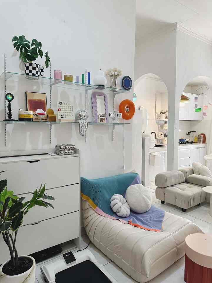 Ruang tamu minimalis berkonsep ruang santai sekaligus untuk tempat olahraga. Memaksimalkan ruangan mungil menjadikan ruangan tamu ini berubah fungsi. 

Ruangan open space dengan dapur terlihat pada saat masuk rumah. Lalu dimana ruang tamunya? Saya pindah ke ruangan serbaguna berada di tengah gabung dengan ruang makan dan dapur. 

Ruang tamu ini sering berubah furniture karena saya sering dan suka pindah/geser-geser barang. 

Sedikit saya make over pada dinding ruang tamu dengan ambalan braket kaca custom dengan harga friendly untuk menyimpan aneka printilan lucu-lucu dan unik. 

Furniture simpel saja, ada sofa santai, coffee table, lemari sepatu, tanaman artificial. 

Pilihan cat putih membuat ruangan mungil ini terkesan luas, rapi dan bersih. 

Semoga menginspirasi ✨
#InspirasiRuangTamu #CatRumah #RuanganMungil #AmbalanDinding #SofaSantai #LemariSepatu #PrintilanEstetik #CoffeeTable #KalenderEstetik #TanamanArtificial #Ohouseseason9 #UmmaArRayyan #ummaHaus 