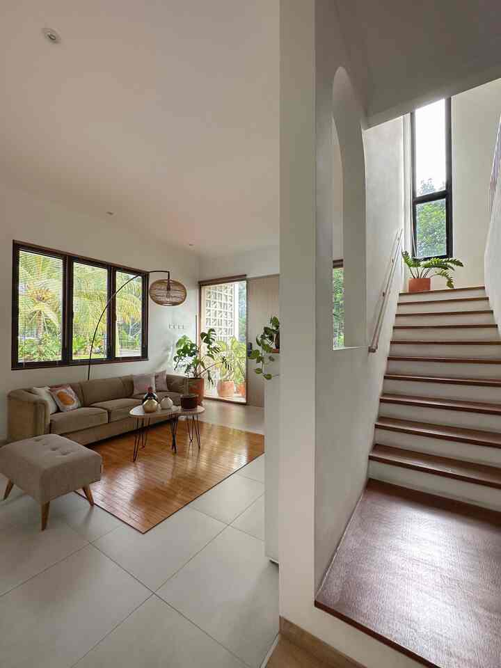 Seharian hujan tiba-tiba sore tadi ada matahari sebentar. Langsung gercep ambil HP dan foto-foto ruang tamu ini. Alhamdulillah sinar matahari paling ok diruangan ini. Serasa mengupgrade ruang tamu, padahal hanya efek dari sinar matahari aja. 

#ruangtamu
#karpetkayu
#sofaminimalis
#asparagusfern
#monstera
#ikea