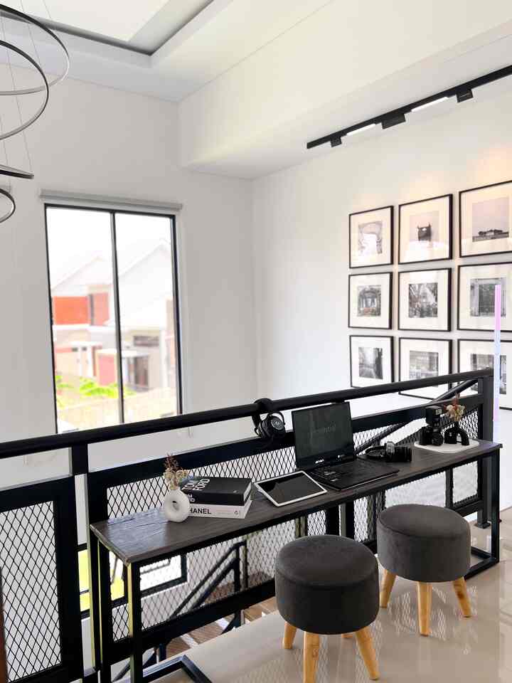 Memanfaatkan ruang area tangga menjadi pilihan rumah bujangan untuk bisa memiliki space untuk bekerja atau sekedar bermain game.
Dengan adanya bukaan kaca lebar juga menjadikan space tersebut terang dan terkesan luas.


#lampumagnetic #magneticrail #pigura #pigurapremium #dummybook #lampurgb #stool #homeoffice #gameroom 