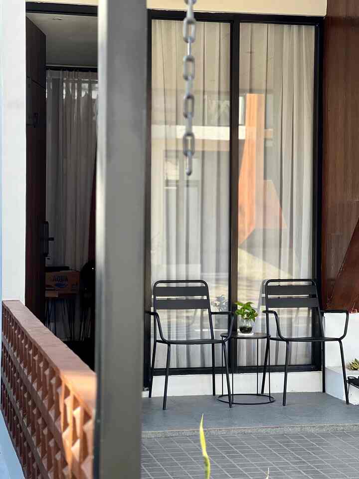 Teras Inspo ✨

Setelah beberapa pagi gloomy, alhamdulillah hari ini cerah sekali. Teras yang biasa kami gunakan duduk santai sore hari, atau bahkan tamu yang berkunjung lebih suka duduk di sini dibanding masuk ke dalam rumah, sejuk sepoi-sepoi katanya 😃.

#BruwnHouse
#TerasRumah
#TerasInspo
#Teras
#RumahIndustrial
#RumahMinimalis
#IndustrialHouse