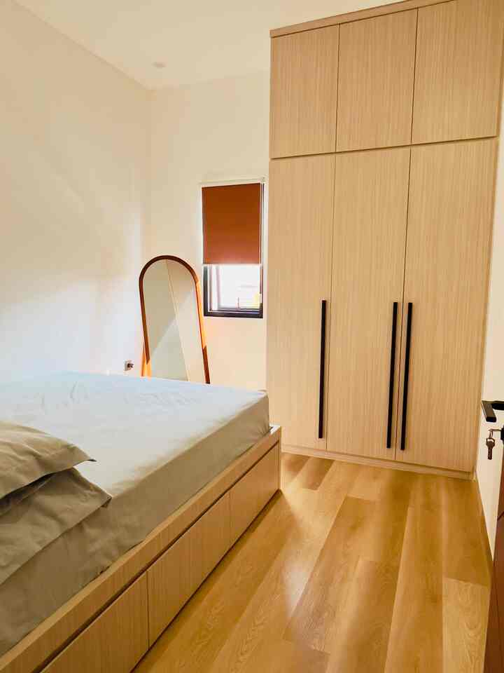 Kamar utama berukuran 3x3 meter ini didesain minimalis dengan sentuhan yang simpel namun elegan. Kabinet dan dipan custom dilapisi HPL Taco memberikan kesan modern sekaligus tahan lama. Lantai SPC melengkapi suasana hangat dan praktis, sementara dinding bercat putih membuat ruang terasa lebih terang dan lapang. Cocok untuk kenyamanan dan kesederhanaan sehari-hari. 

Membuat bedroom nyaman bisa dilakukan dengan cara simpel:
	1.	Pilih warna netral untuk dinding dan sprei agar terasa tenang.
	2.	Gunakan kasur dan bantal berkualitas untuk tidur yang nyenyak.
	3.	Tambahkan lampu dengan cahaya hangat untuk suasana cozy.
	4.	Jaga kerapian, minimalkan barang agar tidak berantakan.
	5.	Gunakan tirai gelap untuk tidur lebih nyaman tanpa gangguan cahaya.

Cukup sederhana, tapi hasilnya bikin istirahat lebih maksimal!

#KasurBusa #kasurlatex 
#PlavonPVC #dipancustome
#duluxeasyclean #catputih #lemaricustome #kabinetcustome #hpl 
#WallpaperEstetik
#BedroomStyling
#InspirasiKamar
#kamarutama