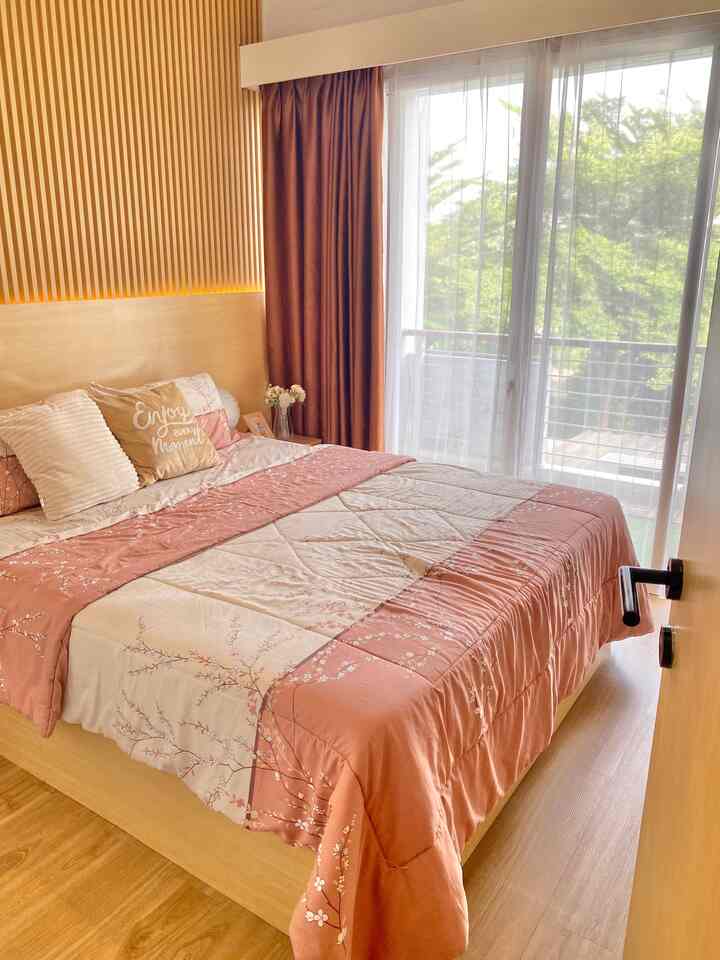 Halo semuanya, ini adalah salah satu kamar tidur yang ada dirumahku, kamar ini berukuran 3m x 3m. Tema dikamar ini masih sama dengan ruang tamu yaitu Japandi Style, dengan menambahkan beberapa material interior yang low budget dalam mendekor menjadikan kamar ini terlihat lebih nyaman dan estetik. 

#kasurbusa
#wpc
#nakas
#gorden
#sprei
#dipan
#vinyllantai
#bedroomstyling
#inspirasikamar