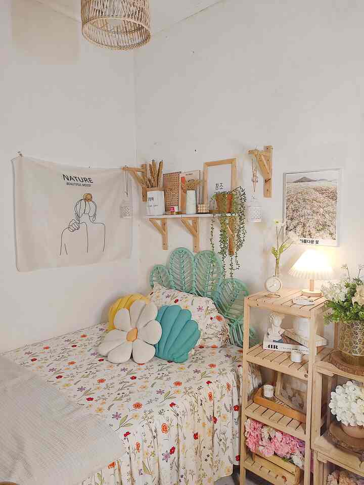 Mendekorasi kamar mungil 2x2 meter dengan konsep korean chic Dengan sentuhan seprei motif bunga kecil, hiasan bunga hingga bantal bunga.

Yang membuat korean chic dekoratif ada pada walldecor yg bertuliskan tulisan korea dan lampu korea sehingga vibes korean chic nya lebih terasa. Sandaran tempat tidur rotan dengan warna hijau tosca menambah chic ruangan ini.

Dan furniture yang dipakai adalah kayu dengan dominasi warna putih, sehingga terlihat aesthetic dan clean meskipun banyak hiasan.

#lampurotan #blanket #rakkayu #walldecor #bantalbunga #tapestry #walldecorkain #ambalan #sikukayu #lampumeja #lampuretro #bedroomstyling #inspirasikamar
