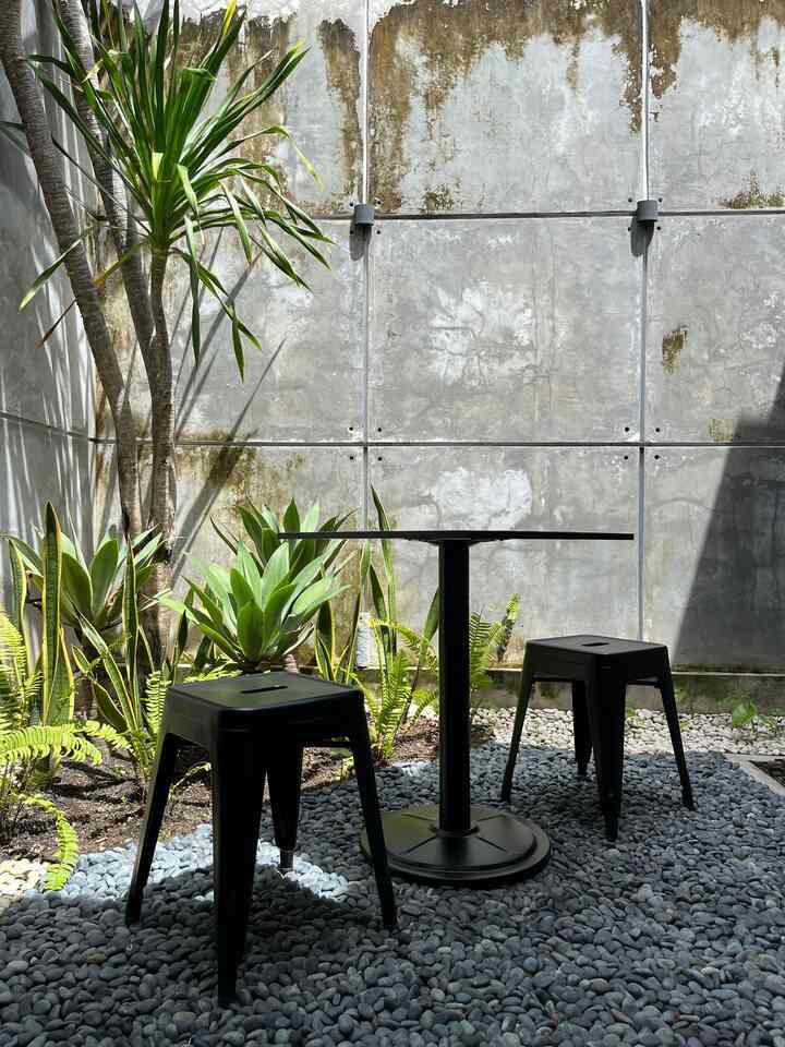 Current situation taman belakang rumah pasca di make over ternyata lucu juga dikasih meja kursi ala cafe begini. Pakai meja kursinya yg berbahan besi yaa supaya tahan di terpa panas & hujan. Cocok banget buat ngopi-ngopi syantik dirumah. 😆🤍

#tamanminimalis #tamankering #tamanindustrial #dindingexposed #pandanbali #batucoral #mejaserbaguna #kursibesi