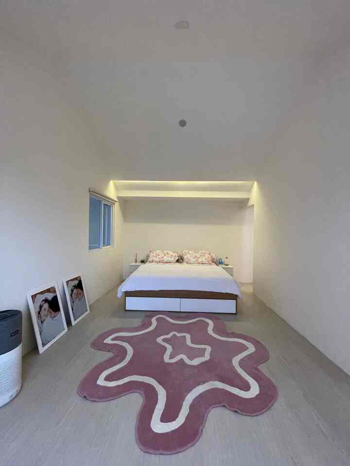 Posisi kamar ku ada di lantai mezzanine. Paling atas, paling private—terpisah dari dunia bawah #RumahSeupil 😂

“Kenapa dibikin paling atas? Ga cape emang?”

Capekkk ka kalau boleh jujur mah, tapi mau gimana lagi… karena kalau ga begini, aku ga akan bisa dapet kamar luas yang ada walkin closetnya dan kamar mandi sendiri. Literally di lantai mezzanine ini isinya cuma kamar aku doang, sizenya 6x6 m ☃️

Again, with the full white decor dan aksen warna di sprei dan karpet only.

#BedroomStyling #InspirasiKamar #Dipan #KasurLatex #KarpetKamar #SpreiMinimalis #NakasMinimalis #LampuDownlight