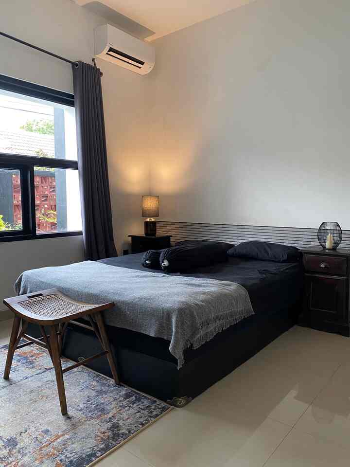 Kamar tidur utama tidak terlalu luas tapi cukup nyaman. Caraku membuat kamar tidur makin nyaman adalan dengan menambahkan lampu tidur, bikin suasana jadi hangat.


#kursirotan #spreiaesthetic #tablelamp #karpetabstrak #selimut #Bedroomstyling #InspirasiKamar