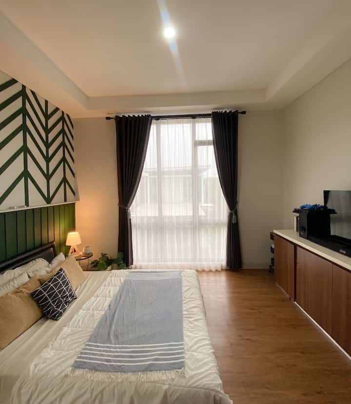 Memasuki bulan desember dimana cuaca lebih sering mendung nya , dekorasi kamar di buat menjadi lebih hangat dengan menyalakan lampu tidur / lampu sudut di siang hari

Pemelilihan warna yang netral juga memberi kesan kamar terasa lebih warm pada saat musim hujan di siang hari

Pemilihan wall batten bercorak dengan warna hijau , membuat ruangan menjadi lenih adem tapi tetap menjadi central pada area kamar

#wallbatten
#walldecor
#catkamar
#bedroomstyling
#inspirasikamar
#segehouse