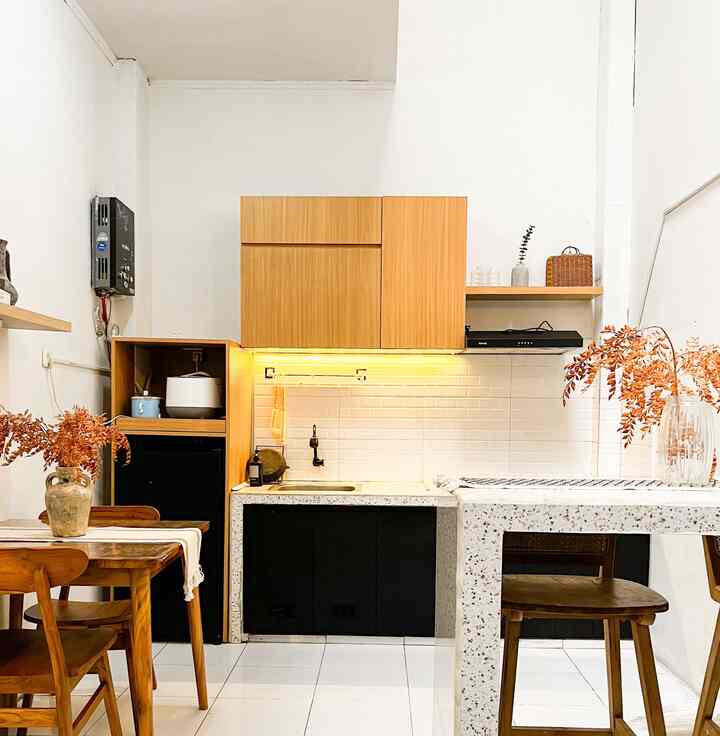 Beberapa materialdi kitchen room di rumah alfa , untik rack orginizer sndiri kami memilih pake hpl denga tema black and white , lalu untuk bagian meja kitchen room ini memakai granit motif terazo agar menambah mesan estetik . untuk bagian dinding menggunakam keramik motif persegi .kenapa memnggukan karamik agar jika kotor terkena cipratan masak mudah di bersihkan.

#kitchensetminimalis #materialrenovasi #materialmurah #materialkitchenroom 