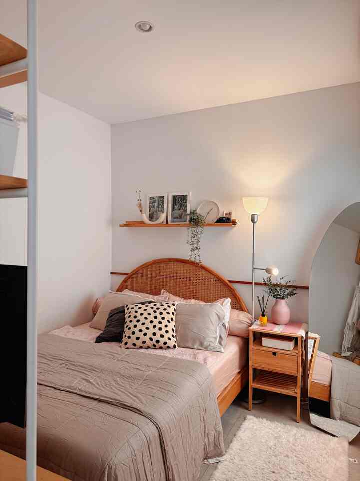 Menata master bedroom minimalis 3x2,8m2

—
Buat para tetangga yang juga punya luas kamar utama terbatas, jangan khawatir, tetep masih bisa dibikin nyaman kok😆 
Berikut tipsnya :
1. Menggunakan tempat tidur ukuran queen (160x200cm) supaya masih bisa menyisakan ruang yang cukup untuk sirkulasi dan furniture lainnya
2. Wajib memiliki ventilasi udara untuk pencahayaan dan penghawaan agar kamar yg minimalis tidak pengap;
3. Meletakan cermin di pojok ruangan, utk menciptakan proyeksi yang membuat seolah - ruangan lebih besar;
4. Mengombinasikan lemari tertutup dan terbuka agar kamar dengan luas terbatas tidak didominasi oleh lemari dan membuat kesan semakin sempit. 
5. Lemari disarankan custom dengan tinggi hingga plafon untuk memaksimalkan storage dan menyesuaikan lebar lemari dengan space yang tersisa;
6. Menggunakan lampu tidur dan memasang smart lamp supaya intensitas dan warna cahaya bisa disesuaikan.

—
Sekian tips yang bisa dishare, semoga bermanfaat!☺️

#DipanRotan #StandingLampEstetik #SideTableBambu #BedroomStyling #InspirasiKamar #BedroomInspo #BedroomDesign 
