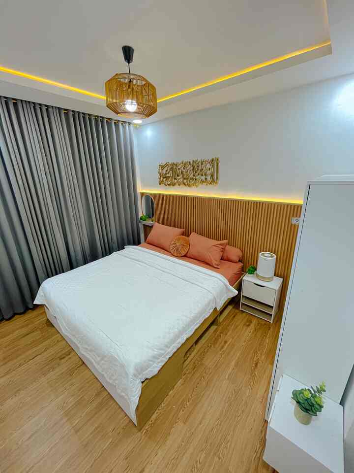 Kamar utama Ukuran 3x4 tapi tetap cozy, dengan tema Japandi Style, untuk dindingnya aku pakai wallpanel dan lantai vinyl dengan warna dinding putih biar terkesan luas dengan plafon dari gypsum di tambah dengan lampu gantung dari rotan 
Meski kamar ini kecil tp udah nyaman bagi saya untuk istirahat, Uk kasur yang aku pakai 180x200 dengan dipan dari dekora yang memiliki 2 laci jd bisa menghemat tempat dipan sekaligus lemari penyimpanan 

#kamar  #Kasur #kamarminimalis 
#Plavon  #Dipan #CatRumahMinimalis #WarnaCatRumah #nakas #lantaivinyl 
#Wallpaneldinding   #WallpaperEstetik 
#Cat #BedroomStyling
 #InspirasiKamar
