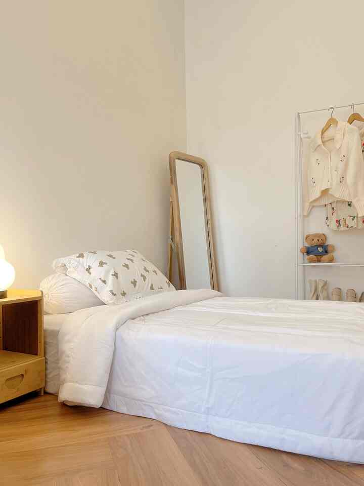 Kamar tidur minimalis 

Sekarang lebih suka dekorasi yang simpel minimalis tidak terlalu banyak barang dekorasi sepi,lebih terkesan nyaman aja vibesnya tenang. Seperti kamar ini minimalis banget tidak banyak barang hanya ada kasur lesehan meja nakas cermin & gantungan baju aja lebih nyaman aja dengan dekorasi minimalis gini,untuk lantai aku pakai vynil motif kayu cat tembok putih jadi terkesan bersih & hangat. 

#bedroomstyling
#inspirasikamar
#kasurbusa
#catrumahminimalis
#roomdecore
#koreanhouse
#minimalis 
#homedecore