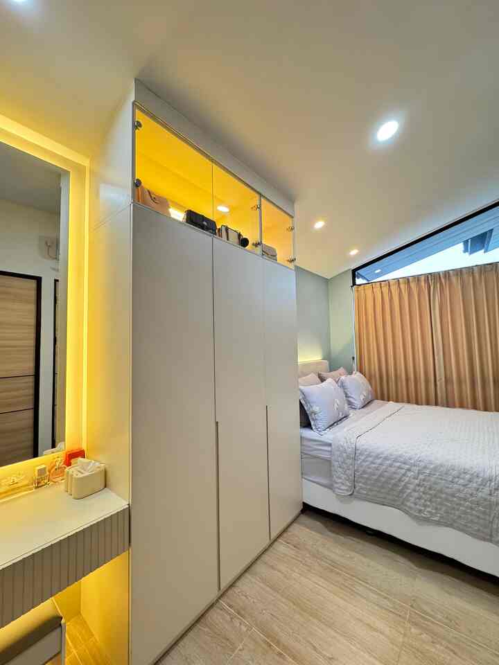 Ini suasana #bedroom di rumahku.
Aku pribadi ga begitu suka banyak dekorasi di kamar, jadi tips bikin kamar lebih nyaman versiku adalah aku pilih kasur dan bantal yang empuk, sprei yang lembut dan suasana kamar yang rapi. 

Kalau aku sendiri, aku pakai kasur semi spring bed dengan tambahan latex di atasnya. Untuk sprei, aku pakai bahan tencel dan katun premium yang lembut dan dingin. 

Nggak cuma rapi aja, tapi juga harus wangi, makanya aku pakai diffuser juga jadi bikin relax tiap hari dan nyaman deh! 😉

____
#livinshome #Dipan #CatRumahMinimalis #WarnaCatRumah #BedroomStyling #InspirasiKamar #Minimalis #KamarTidur 