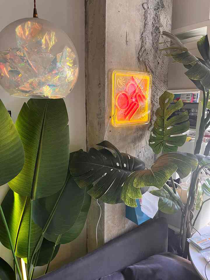 This is Sabuaka. I tried installing a neon sign that was lying on the floor on the wall. It looks like a Chinese restaurant.

Lately, I've probably been taking more photos of individual parts of the room than the whole room. I'm getting tired of looking at them lol

#Rental interior #賃貸 #ワンルーム #観葉植物 #IKEA #信じられないIKEA率 #リノベーション
