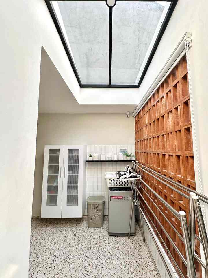 Laundry area dengan luas 1,4m x 4m ini salah satu area yang bagi kami harus ada. Meskipun gak terlalu besar, tapi sangat fungsional. Meskipun berada di dalam rumah, tapi tetap cerah dan nyaman. Lengkap dengan sentuhan sinar matahari dari atap transparan dan sejuk angin dari taman samping yang melewati celah roster. Jadi gak worry kalau jemuran gak kering 👕👚

Di laundry area juga terdapat storage sebagai tempat untuk penyimpanan sepatu. Karena udara dan cahaya yang melimpah, jadi sepatu aman gak lembab. Pokoknya, tempat ini terbaik untuk menyelesaikan semua pekerjaan rumah dengan efisien dan menyenangkan ✨

#laundryroom #laundryarea #tempatcuci #tempatcucibaju #laundrygoals #inspirasilaundryarea #areaservice #laundryinspo #cleanhouse #jemuranbaju #jemuranpakaian #roster #keramikdinding #cat #catdinding #keramiklantai #ataptransparan #keranjanglaundry #lemariswpatu #raksepatu #tempatsepatu 