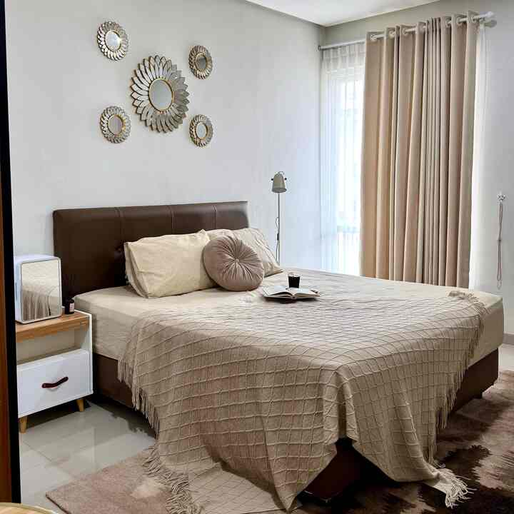 Ini dia kamar tidur ku yg ber-ukuran 3,5x4,5 m jadi tempat istirahat yang super nyaman 

1️⃣ Pilih warna-warna netral:
Aku pakai dominasi warna beige dan coklat lembut di kamar ini. Warna netral bikin suasana lebih tenang dan cozy, pas banget untuk istirahat setelah seharian beraktivitas.

2️⃣ Dekorasi simple tapi estetik:
Wall decor dengan tema cermin floral ini jadi statement di dinding, nggak terlalu ramai tapi tetap bikin kamar terlihat hidup meski ukurannya tidak terlalu besar.

3️⃣ Pilih bedding yang nyaman:
Kasur empuk, bantal dekorasi, dan throw blanket bikin pengalaman tidur makin maksimal. Bahannya aku pilih yang lembut dan adem biar istirahat lebih nyenyak.

4️⃣ Pencahayaan yang pas:
Lampu samping tempat tidur yang hangat bikin suasana malam lebih relaks, cocok untuk baca buku sebelum tidur.

Dengan desain yang simpel dan terorganisir, kamar ukuran 3,5x4,5 m ini tetap terasa luas, nyaman, dan estetik. Semoga inspirasinya bermanfaat ya! 🌿✨

#wallart #lampustanding #throwblanket #nakas #minifridge #bantalbulat #gordenminimalis #bedroomstyling #inspirasikamar