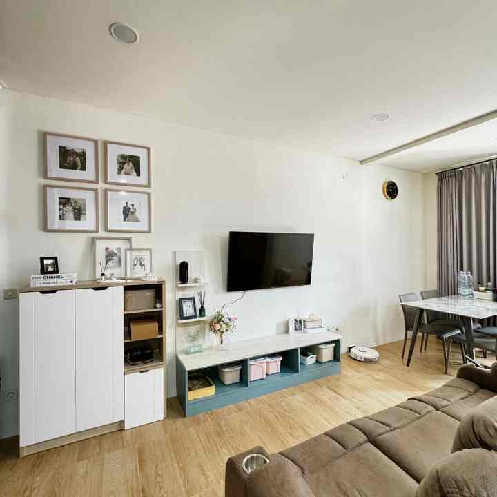 Ruang tamunya Livin's Home ✨🫶🏻 
Konsep rumah ini minimalis modern dengan open space, jadi aku maksimalkan tiap ruangannya supaya tetap rapi, terang dan luas. 

Ruang tamu ini jadi spot favoritku kalau habis pulang kerja, bisa duduk-duduk santai di sofa sambil netflix-an, makanya aku pilih sofa recliner ini 😋 

Dan karena spacenya terbatas, aku juga pakai kabinet tv yang dilengkapi dengan rak organizer, semua perintilan barang bisa aku simpan jadi tetap rapi dan nyaman ya! ✨☺️

__
#livinshome #livingroom #ruangtamu #ruangtamuminimalis  #rumahminimalis #inspirasiruangtamu 