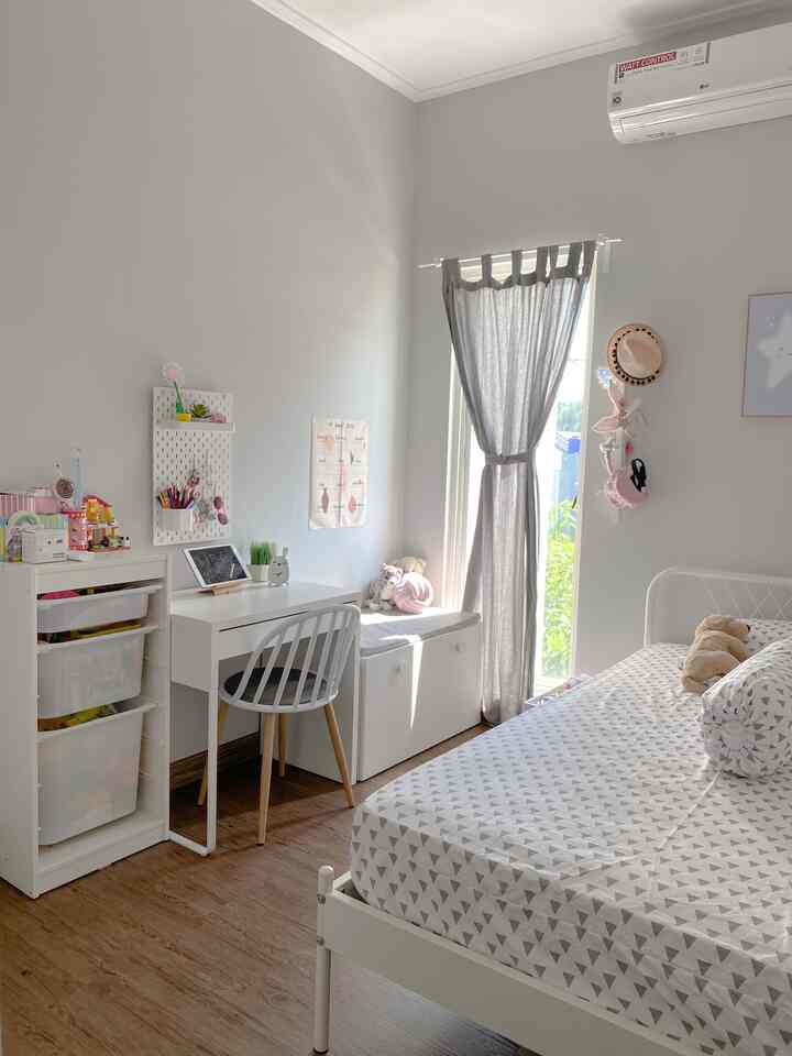 Ide design kamar anak sepanjang masa hehe, kamar anak perempuan kami ini di design simple agar bisa di pakai sampai sma bahkan kuliah nanti

Agar nyaman, kami pilih warna yang soft dengan pernak pernik yang simple, didekat jendela kami taruh bench yang juga bisa berfungsi sebagai storage mengingat masih banyak mainan dan buku-buku , seiring waktu diharapkan bench ini masih bisa berfungsi sebagai storage dan tempat duduk sambil menikmati suasana di luar dari jendela kamar

#mejabelajar
#benchstorage
#storagemainan
#kursibelajar
#gantungantopi
#gorden
#papanberlubang 
#bedroomstyling
#inspirasikamar
#inspirasikamaranak