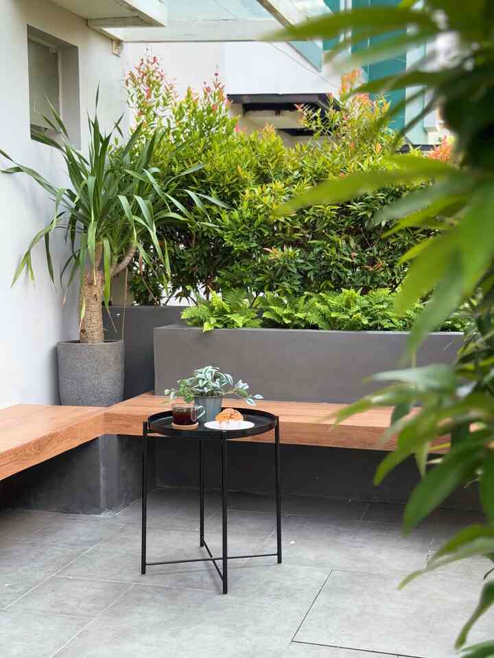 Salah satu tempat Fav di rumah adalah Outdoor Living di halaman samping ini
Wishlist yang sudah lama,  alhamdulillah tercapai
Karena hobi ngopi jadi cocok banget sore atau pagi ngopi sambil sarapan disini sendirian maupun bersama keluarga, jika ada teman atau saudara datang biasanya juga bercengkrama disini🙂

#mejateras
#gelaskopi
#granitkayu
#cateksterior
#tamanberanda 
#inspirasitamansamping
#benchtaman
#outdoorliving