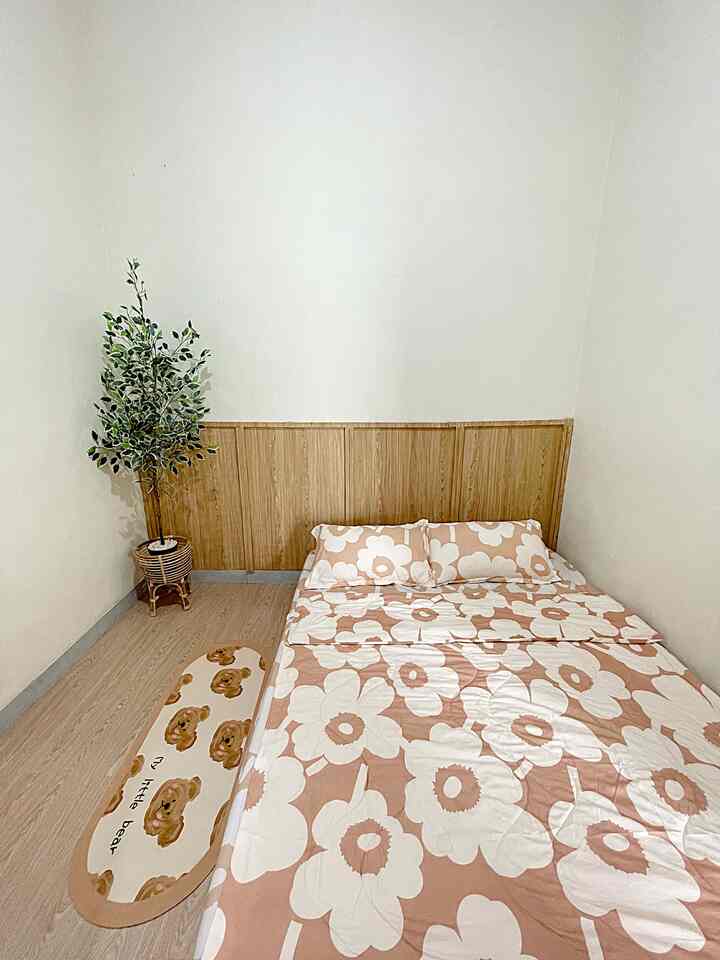 Kamar utama dirumah kami ukuran 3 x 3 m. Untuk bagian headboard adalah hasil DIY menggunakan kertas pvc dan kabel duct. Bagian kamar ini masih minim dekorasi. Meskipun begitu ini adalah tempat ternyaman untuk beristirahat 🤎

#CatAvian #KertasiveClassicaOak #PohonArtificialVarigata #SetBedCover #KesetBear #InspirasiKamar #BedroomStyling