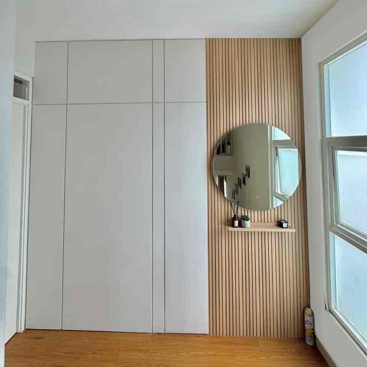 ✨ Sudut simpel tapi fungsional di rumah! ✨

Area ini aku desain dengan konsep minimalis tapi tetap estetik. Kombinasi wood panel vertikal dan cermin bulat besar bikin sudut ini terlihat lebih menarik tanpa terlihat berlebihan.

1️⃣ Wood panel:
Material ini nggak hanya mempercantik dinding, tapi juga bikin suasana lebih hangat dan nyaman. Cocok banget untuk menonjolkan elemen dekorasi seperti cermin.

2️⃣ Cermin bulat besar:
Fungsi utamanya tentu bikin ruangan terasa lebih luas, tapi juga jadi focal point estetik yang bikin area ini standout.

3️⃣ Ambalan kecil:
Ambalan ini aku manfaatin untuk taruh dekorasi kecil seperti diffuser, lilin aromaterapi, dan tanaman mini. Simple tapi bikin suasana lebih hidup!

Detail kecil seperti ini yang bikin rumah lebih nyaman dan enak dilihat. Semoga bisa jadi inspirasi buat kamu ya! 🌿✨

#wallpanel #silicaboard #cerminbulatestetik #jotunchiwhite #vynil #tanamanartificial #diffuser #lilinaromaterapi #mudroom #areabordes 