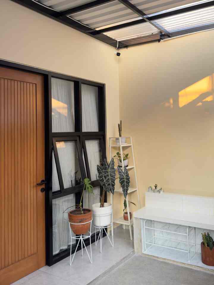 Teras Mini 

Pengalaman tinggal dirumah orang tua yang punya teras luas, kalau ngepel cape dan effort  banget larena salah dalam pemilihan lantai juga.
Nah dirumahku terasnya dibuat kecil saja dengan lantai granite yang less maintenance.
Aku juga menambahkan tanaman agar fresh dan membuat bangku cor untuk nongkrong tapi bawahnya bisa untuk penyimpanan sandal / sepatu.
Next bagian bawahnya itu kalo ada budget mau ditambahkan pintu agar terlihat lebih rapi juga.

Kalau kalian tim teras maxi atau mini? Yuk share juga !

#TerasMini
#InspirasiTeras
#DekorTeras
#Homedecor
#AreaHijau
#BangkuCor
