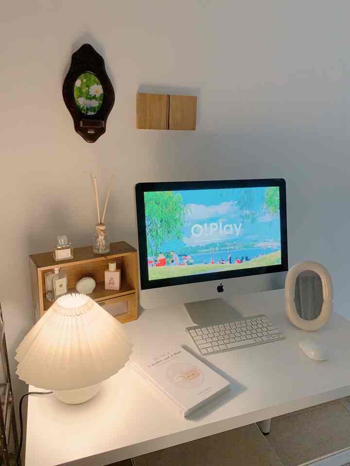 Santai sejenak sambil mendengarkan musik 🤍


#desksetup #desktour #mejakerja #mejabelajar #deskinspo #deskdecorinspo #inspirasimejabelajar #inspirasimejakerja #homeoffice 