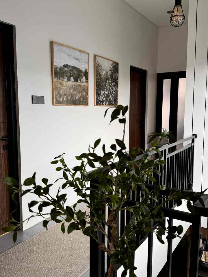 Baru selesai re layout hallway ini, ditambahin lukisan printing, ganti simple aja bikin suasana rumah berbeda 

#bumitimi #hallway #inspirasilorong #runnerrug #lukisanprinting #artficialberingin #lantaiabu #lampuvoid