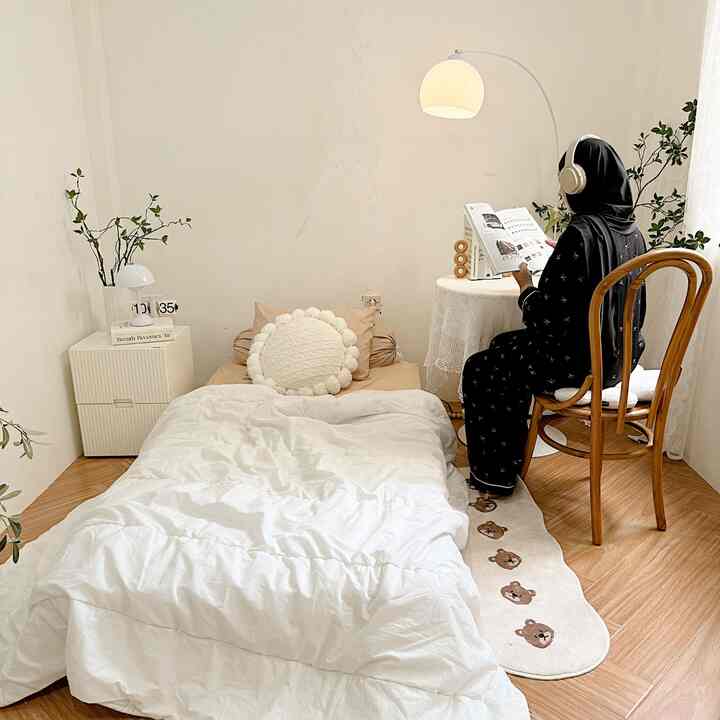 
Setuju gak.. kita tu Wajib banget bikin suasana kamar nyaman ☺️
Nah aku tu paling seneng banget design kamar..  ini tips buat kalian agar kamar terasa beda terus suasana nya.. cara nya ganti aja sprei yang senada dg printilan kamar kalian.. dan geser2 bagian furniture dan tempat tidur walau ribet sih tapi bikin suasana kaya baru lagi cobain deh tips dari aku hehe.. oh ya semua barang2 buat dekor kamar ini aku beli online.. 
semoga menginspirasi 🫶🏻🫶🏻🤍🤍
#KasurBusa
#KasurLipat
#PlavonPVC
#Dipan
#WallpaperEstetik
#Cat
#bedroomstyling
#InspirasiKamar
#kamaraeshetic
#kamarputri 