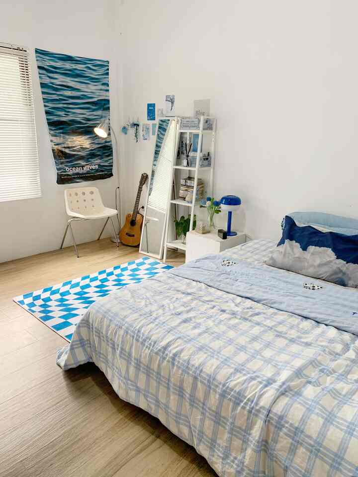 Kamar Tidur Tema Biru
Ukuran 3,5x3,5m cukup luas karena tidak menggunakan furnitur yang besar. Karena tujuan dari kamar ini adalah seminimalis mungkin.

Yang membuat nyaman tentunya sprei dan bedcover. Dan untuk bed framenya tidak menggunakan dipan melainkan palet kayu.

#kamartidur #kamarserbabiru #lantaikamar #catkamar #rak #lamputidur #bedcoverset #BedroomStyling #InspirasiKamar