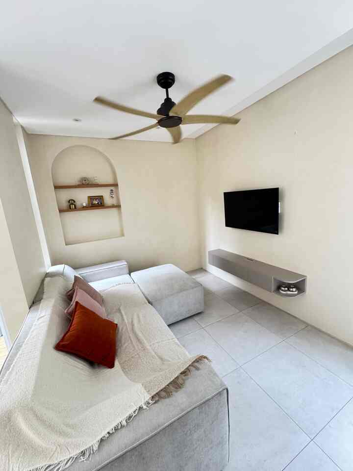 Living room mungil yg dilengkapi dengan sofa letter L, ternyata mampu menampung 4 jiwa, 2 orang dewasa dan 2 anak-anak. Pemilihan sofa ini cocok dengan tone rumah kami.

Sofa modular ini dapat di geser-geser, menyesuaikan dengan kebutuhan penghuninya.

#sofamodular #sofaminimalis #sofaabuabu #interiorruangtamu #livingroom