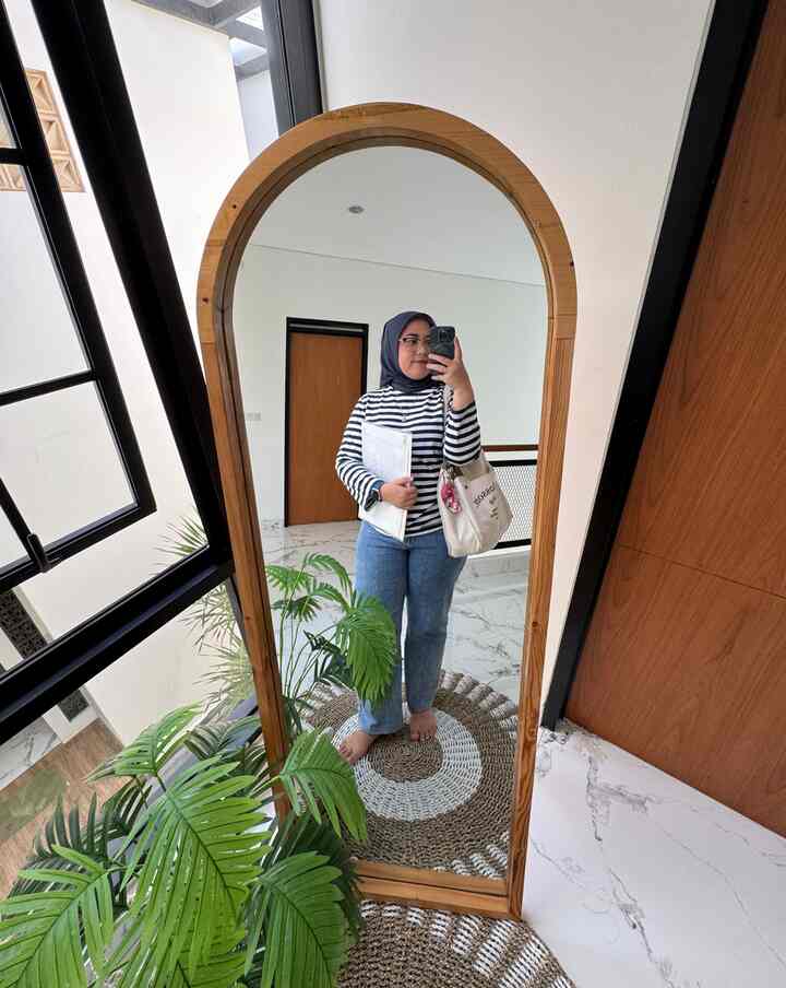 Salah satu spot favorit aku cerimin besar ini, biar bisa foto ootd ala-ala 🫰 suka banget penempatannya disini, karena sebelahnya ada kaca besar, jd pencahayaannya unlimited 💕
.
#cermin #cerminkayu #standingmirror #ootd #rug #pohonartificial #seagrass