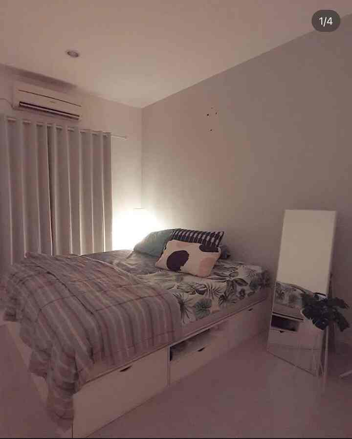 Kamar tidur minimalis berukuran 3 x 3 meter ini sengaja kami desain tanpa lemari dan hanya menggunakan drawer. Ini untuk menghemat space dan terlihat lebih lega. Divan yang kami gunakan juga dapat menyimpan barang barang seperti bed cover dan seprai. Lampu lantai dari ikea juga membuat ruangan lebih terasa warm. Untuk cat dinding, overall menggunakan pearl white dari Jotun. Gunanya agar membuat ruangan terkesan lebih lega dan terang di siang hari. Di sebelah ranjang ada cermin sebagai pengganti meja rias.

#BedroomStyling
#InspirasiKamar
#DivanMinimalis
#CerminInterior
#GordenMinimalis
#DrawerMinimalis