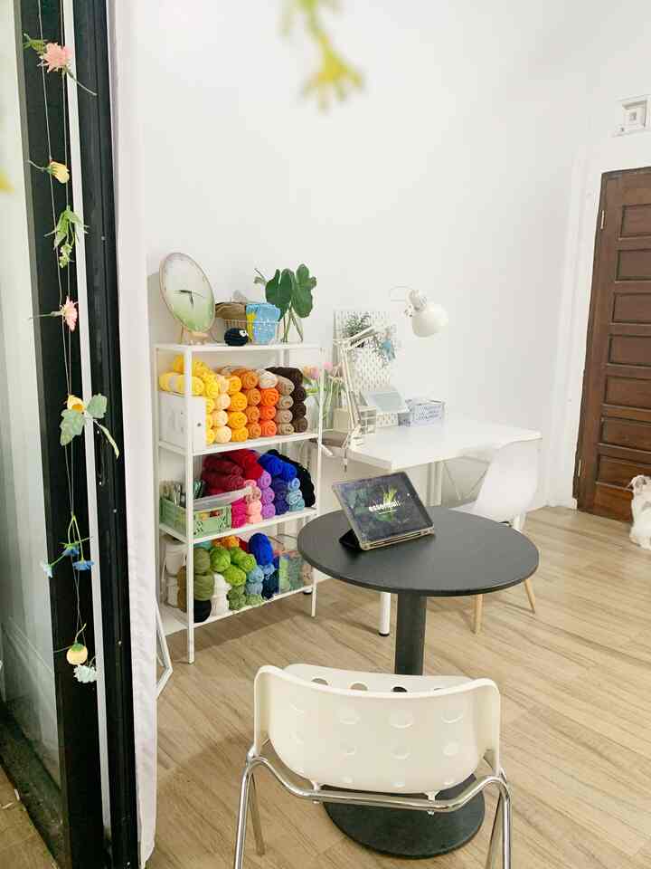 My work space
Cukup nyaman walaupun tidak luas
#ruangkerja #mejakerja #rak #catdinding #lampukerja #lampubelajar #standingmirror #lantaigranit 
