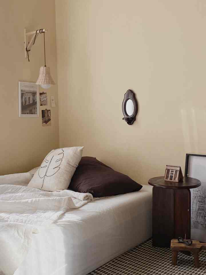 Kunci kamar cozy versiku terletak pada decorative itemnya. Aku suka banget ngasi sentuhan vintage karna menurutku hal tersebut berhasil banget bikin kamar jadi warm dan nyaman. Disini aku suka memainkan item dekorasi untuk membuat kamarku terlihat hangat.
#warnacatrumah
#bedroomstyling
#inspirasikamar
#cozybedroomideas
