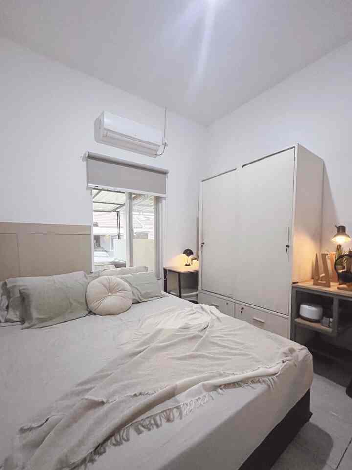 ✨ Maximize Our Small Bedroom

Rasanya tidak banyak yang bisa dilakukan jika memiliki kamar tidur dengan ukuran standar 3x3m. Apalagi jika memiliki banyak kebutuhan, selain untuk area tidur kamar kami juga berfungsi sebagai area kerja saat WFH.

Untuk mensiasati keterbatasan ruangan kami memilih furniture dengan desain yang slim, selain itu kami menggunakan warna2 muda seperti cream dan coklat muda untuk dekorasi dinding dan aksesoris kamar. Hal ini bertujuan untuk memberikan kesan yang lebih luas di area kamar kami. 

Semoga bisa menambah inspirasi teman2 dalam mendekorasi area terbatas di rumah ✨

#SpreiKatun #Throwblanket #lemaribaju #rollerblind #kamarminimalis #CatKamar #BedroomStyling #InspirasiKamar 