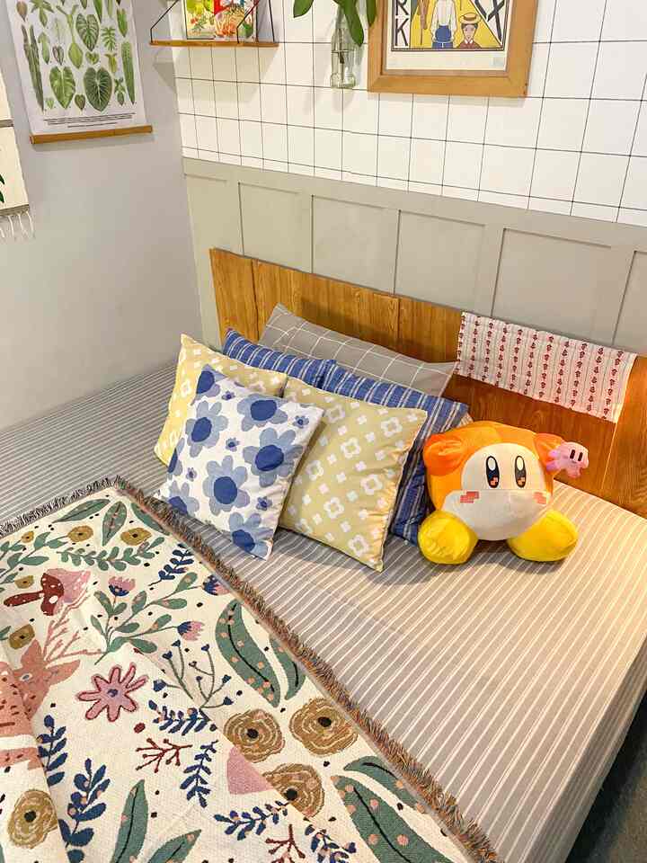 Kamar tidur adalah pusat dari sebuah rumah karna ia merupakan tempat beristirahat si pemilik rumah. Seperti biasa, ruangan kami tetap menggunakan perpaduan banyak warna, menyesuaikan dengan tema ruangan lainnya yaitu eklektik. Ini adalah win win solution untuk kami yang membutuhkan kenyamanan namun masih bisa memanfaatkan dekorasi yang sudah ada, atau saat membeli sesuatu tidak ingin diatur dengan warna tertentu 🤭
#KasurTempatTidur #kamartidur #selimut #selimutlinen #spreikatun #bonekatidur #bantalkasur #bantalsofa #wallbatten #lampukamar #bedroomstyling #inspirasikamar