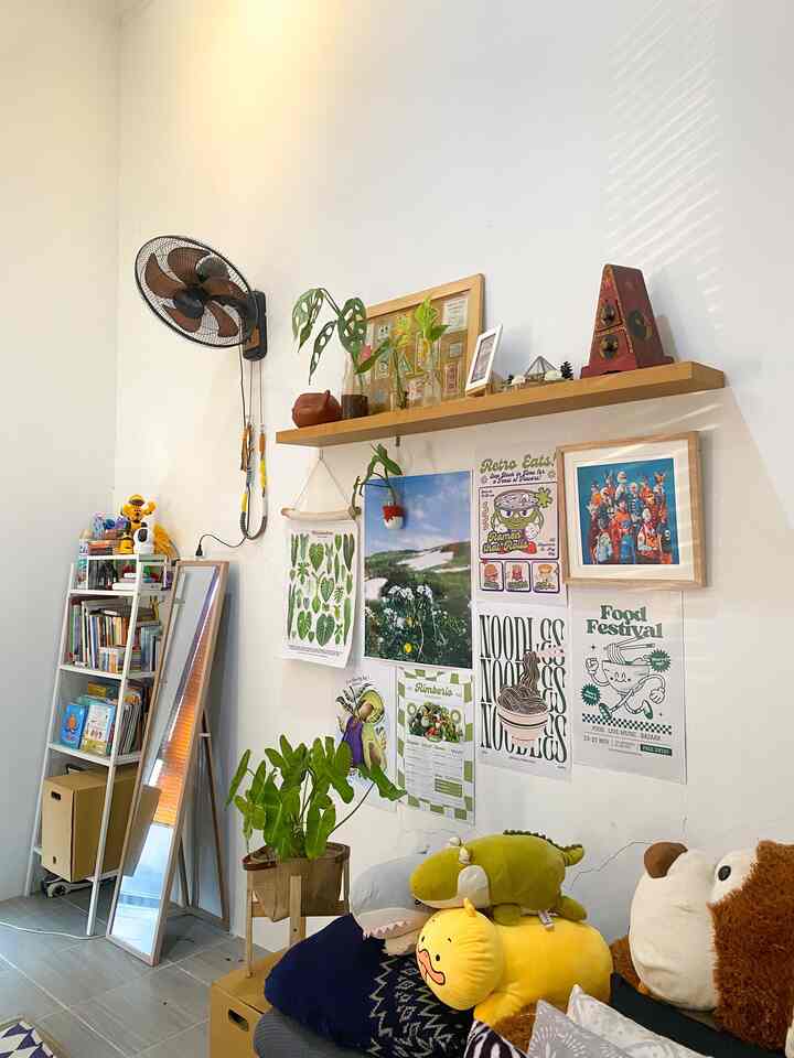 Ini adalah sudut-sudut favoritku, area yang sering aku foto karna perpaduannya pas (menurutku), dan tidak sering berantakan karna bukan area bermain anakku. Pertama, ada sudut tembok ruang tamu berisi beragam koleksi poster. Kedua, ada gambar mural di sudut ruang tamu lainnya untuk mengisi kekosongan tembok (bukan yg lain?). Ketiga, ada sudut dapur yang fresh dan gordennya aku gambar sendiri juga. Keempat, ada sudut luar kamar mandi untuk mengaca setiap hari sejak bangun tidur.

#inspirasiruangan #rumahdengananak #rumahdengankucing #sudutfavorit #ruanganfavorit #homestagram #homedecor #Instagrammable #dekorasiruangtamu #dekorasirumah 