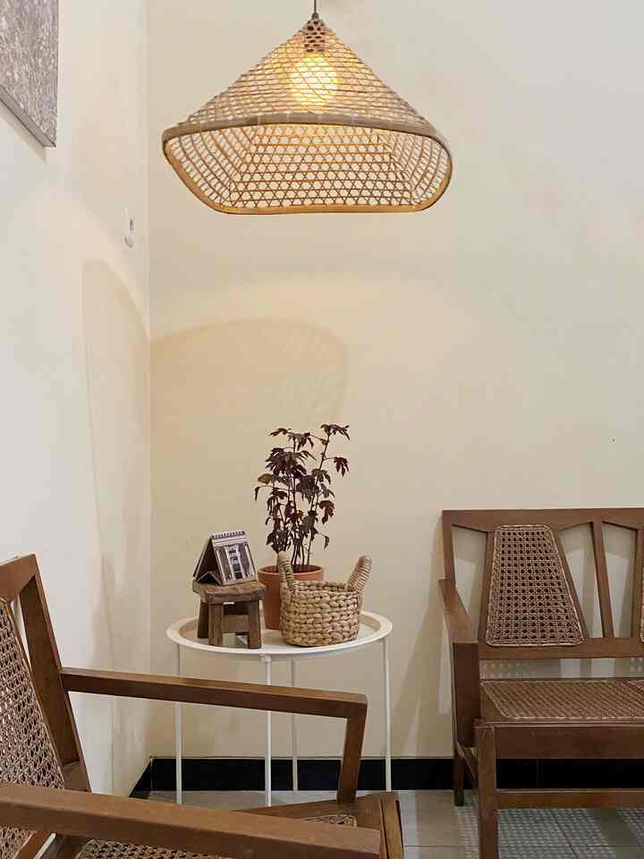 Nambahin lampu gantung dan tanaman hias bewarna merah bikin living room aku makin cantik! Ternyata banyak banget cara buat mengubah ruangan meski dengan menambahkan sedikit dekorasi yang tentunya low budget lo!

#livingroom
#lampugantungrotan
#livingroomstyling
#inspirasiruangtamu
#moruglass
#livingroomideas
#lampurotan