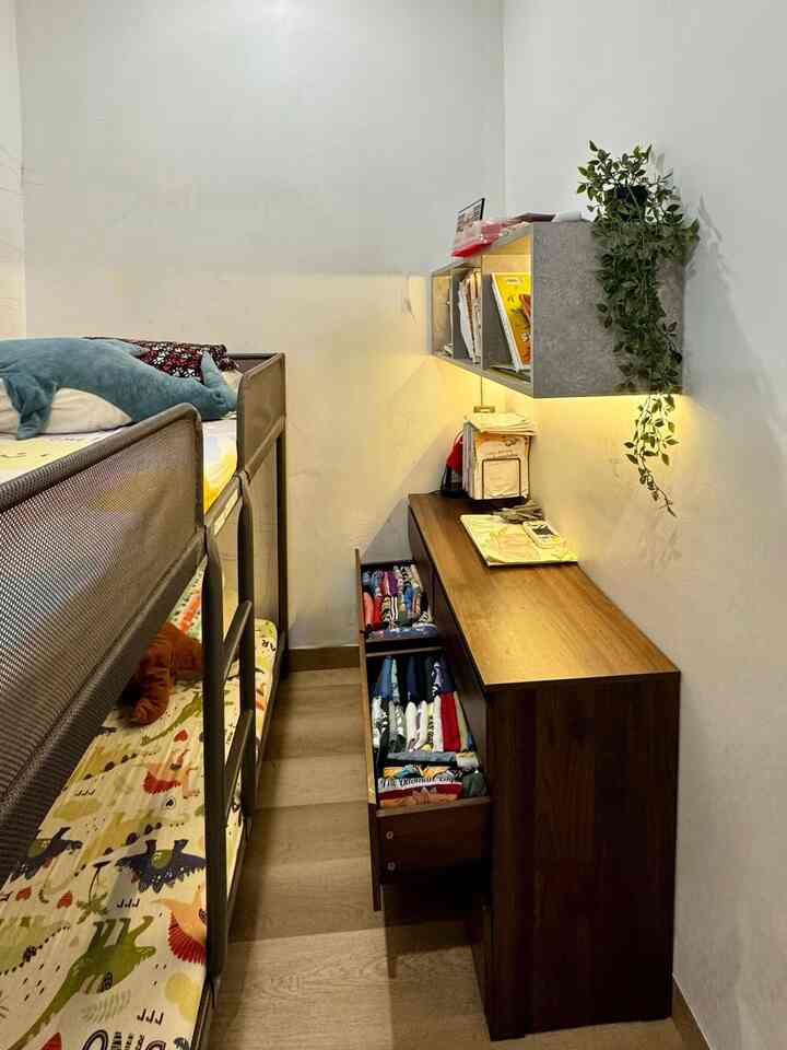 Kamar anak laki-laki berukuran 1x3 meter ini dirancang dengan gaya minimalis untuk memaksimalkan fungsi dalam ruang yang terbatas. Berikut adalah deskripsi kamar:
	•	Kasur bunk bed digunakan untuk memberikan tempat tidur terpisah bagi adik dan kakak tanpa mengorbankan ruang. Desainnya simpel dan kokoh, sesuai dengan tema minimalis.
	•	Stand hanger digunakan untuk menggantung pakaian karena ruang yang terbatas, menggantikan lemari besar.
	•	Lemari laci berukuran kompak sebagai tempat penyimpanan pakaian, memanfaatkan area vertikal dengan efisien.
	•	Rak dinding dengan LED digunakan untuk menyimpan buku sekaligus memberikan pencahayaan tambahan. LED di rak menambah aksen modern pada ruangan.
	•	Cat dinding putih memberikan kesan luas dan bersih, sementara lantai SPC berwarna cream menambahkan nuansa hangat pada kamar.

Ruang ini memberikan kenyamanan, kepraktisan, dan estetika yang sesuai dengan kebutuhan anak-anak.

#lantaispc #kamaranaklakilaki #kamaranak #kamarminimalis #kamarkecil #bunkbedikea #catdulux #DesainKamarMinimalis
#KamarAnakLakiLaki
#BunkBedMinimalis
#InteriorHematRuang
#DekorasiAnakModern
#RakDindingLED

