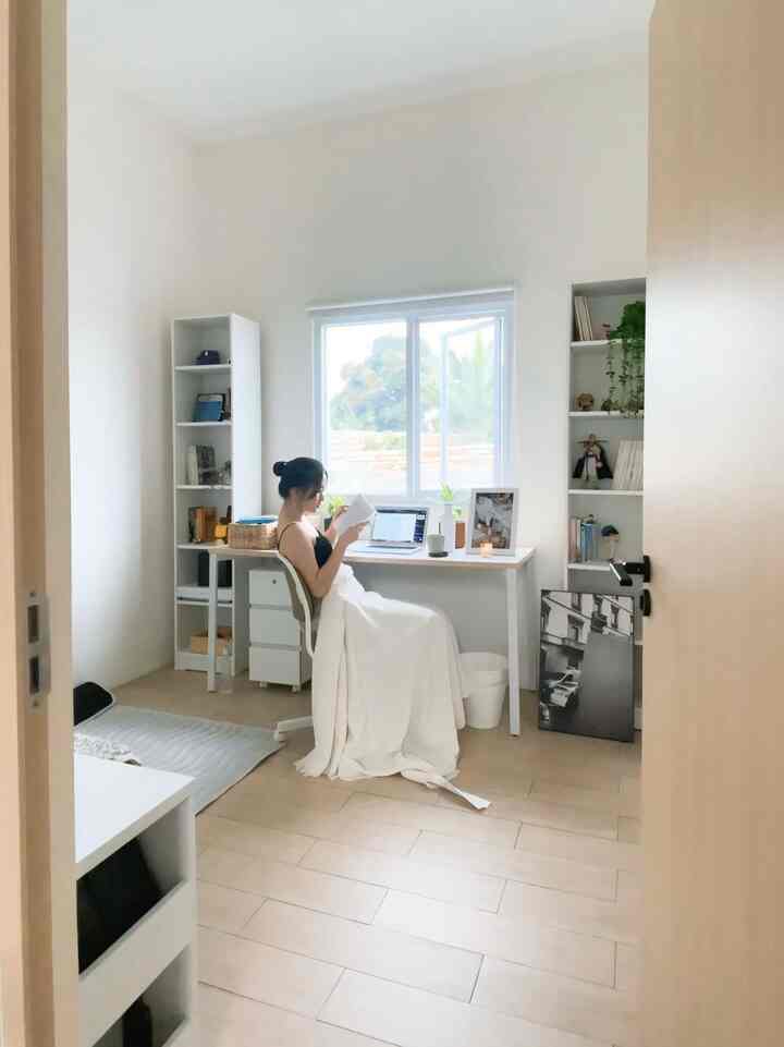 Bright home office in white and wood tones, featuring a desk and chair with a neat atmosphere