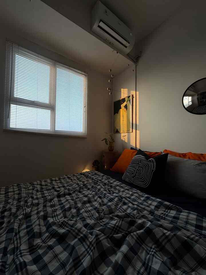 Kamar utama di Apt, ukuran 2,5x2,5 M.
Hanya ad kasur tanpa dipan, tv yg dibawahnya terdapat storage, rak dinding untuk penyimpanan dan dekorasi. Walaupun ruangan kecil tapi masih bisa tampil stylist 

#KasurBusa
#coverduvet
#venetianblind
#frameposter
#catjotun
#BedroomStyling
#InspirasiKamar
#selasarapt