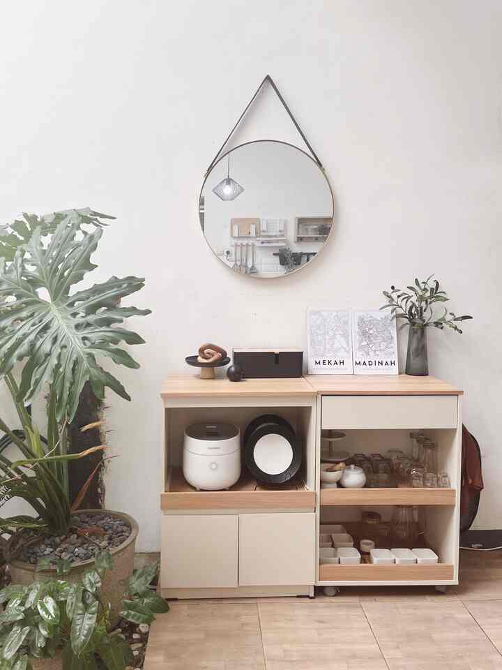 ✨ Styling Kitchen Kabinet
Punya kabinet dapur terbuka bisa terlihat estetik dengan membuat peralatan makan berwarna senada. Hal ini bisa menjadi dekorasi display yang menarik di kabinet dapur. 
Kami menggunakan perlatan makan dengan dominan warna putih dengan sedikit nuansa kayu. Untuk dekorasi top kabinet sendiri, menggunakan dekorasi nuansa hitam khas rumah kami.
Semoga bisa menginspirasi.

#kabinetdapur #kitchenkabinet #dekorasidapur #dapurterbuka #kitchenstyling #lemaridapur #dapurminimalis